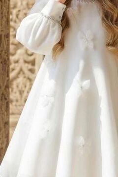 Kız Çocuk Yakası ve Bilekleri İnci İşlemeli Üzeri Boydan 3D Yonca Detaylı İçi Astarlı Beyaz Elbise