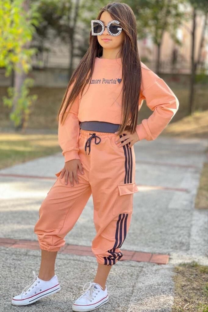 Kız Çocuk Yazı Detaylı Crop Kaşkorse Kolsuz Badi Şerit Detaylı Kargo Cepli Alt Somon Eşofman Takım