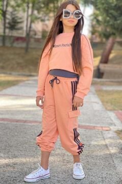 Kız Çocuk Yazı Detaylı Crop Kaşkorse Kolsuz Badi Şerit Detaylı Kargo Cepli Alt Somon Eşofman Takım