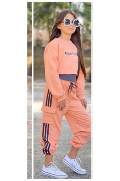 Kız Çocuk Yazı Detaylı Crop Kaşkorse Kolsuz Badi Şerit Detaylı Kargo Cepli Alt Somon Eşofman Takım