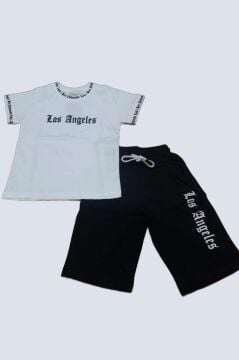 Erkek Çocuk Yakası ve Kol Uçlarında Yazı Detaylı LA Beyaz Şortlu Takım