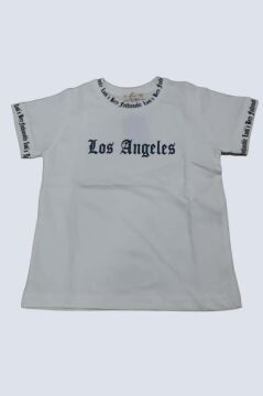 Erkek Çocuk Yakası ve Kol Uçlarında Yazı Detaylı LA Beyaz Şortlu Takım