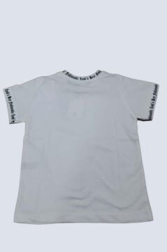 Erkek Çocuk Yakası ve Kol Uçlarında Yazı Detaylı LA Beyaz Şortlu Takım