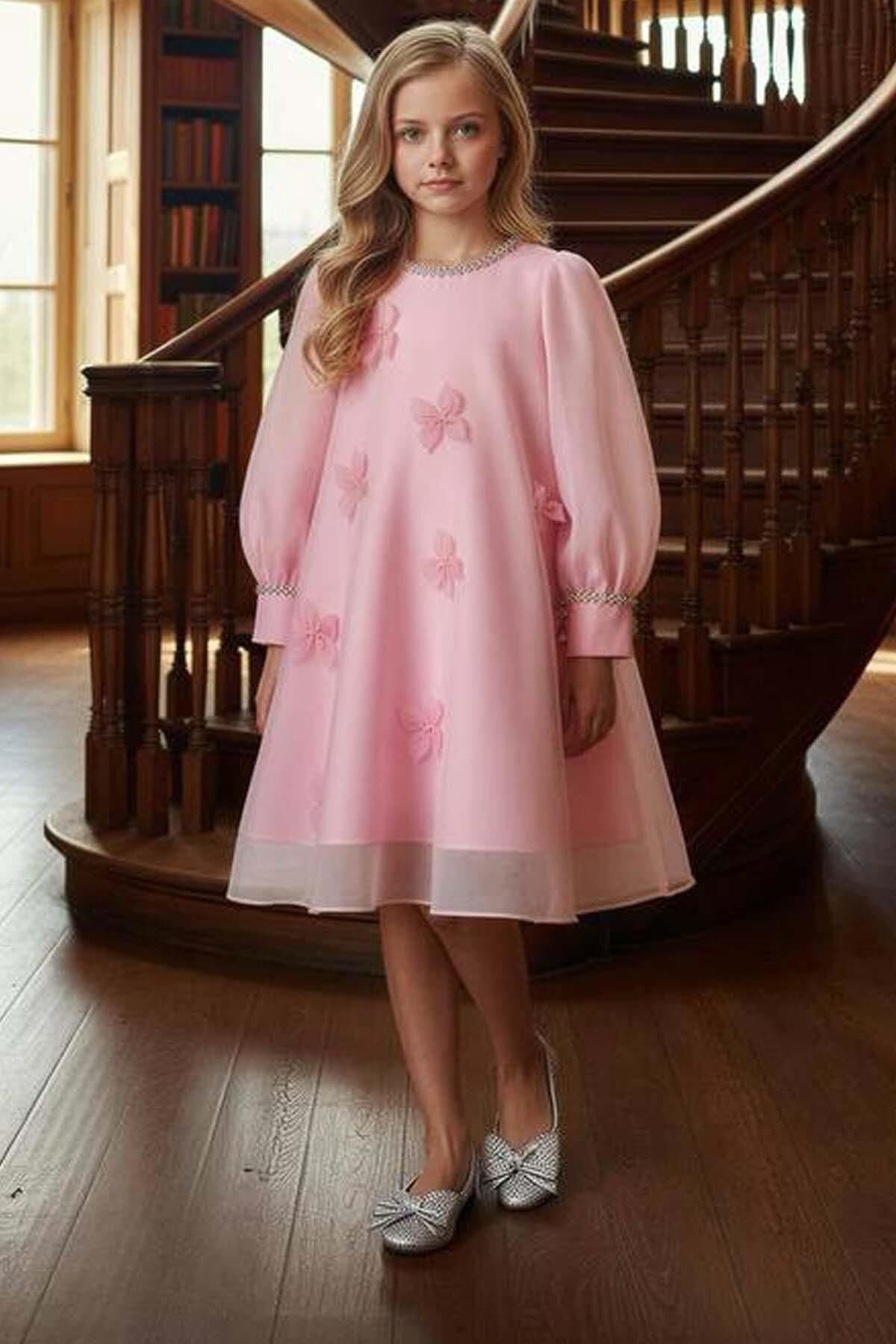 Kız Çocuk Yakası ve Bilekleri İnci İşlemeli Üzeri Boydan 3D Yonca Detaylı İçi Astarlı Pembe Elbise