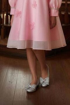 Kız Çocuk Yakası ve Bilekleri İnci İşlemeli Üzeri Boydan 3D Yonca Detaylı İçi Astarlı Pembe Elbise