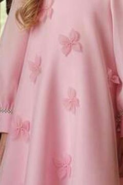 Kız Çocuk Yakası ve Bilekleri İnci İşlemeli Üzeri Boydan 3D Yonca Detaylı İçi Astarlı Pembe Elbise