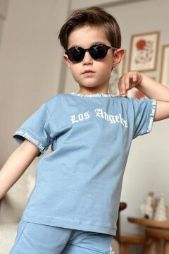 Erkek Çocuk Yakası ve Kol Uçlarında Yazı Detaylı LA Mavi Şortlu Takım