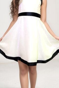 Kız Çocuk Göğsü İnci Boncuk Beli ve Etek Ucu Şerit Detaylı Beyaz Saten Elbise