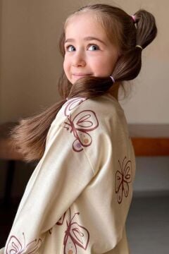 Kız Çocuk Bilekleri Manşetli Kelebek Desenli Krem Pijama Takımı