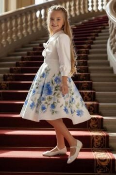 Kız Çocuk Göğsünde Kurdela Detayı Taş İşlmeli Şifon Gömlekli, Mavi Gül Baskılı Şifon Elbise