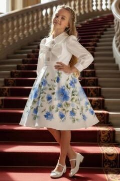 Kız Çocuk Göğsünde Kurdela Detayı Taş İşlmeli Şifon Gömlekli, Mavi Gül Baskılı Şifon Elbise