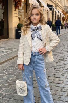 Kız Çocuk Fularlı Şifon Gömlek, Şanel Ekru Ceket ve Taş Detaylı Bol Kesim Pantolon Alt Üst Takım