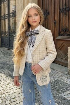 Kız Çocuk Fularlı Şifon Gömlek, Şanel Ekru Ceket ve Taş Detaylı Bol Kesim Pantolon Alt Üst Takım