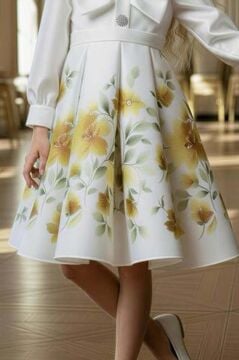 Kız Çocuk Göğsünde Kurdela Detayı Taş İşlmeli Şifon Gömlekli, Sarı Gül Baskılı Şifon Elbise