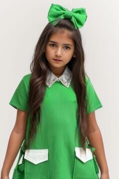 Kız Çocuk Yakası Taş İşlemeli Kısa Kollu Yanları Fiyonk Detaylı Önü Cepli Yeşil Elbise