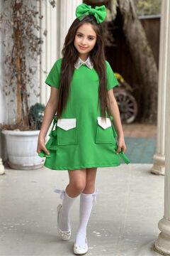 Kız Çocuk Yakası Taş İşlemeli Kısa Kollu Yanları Fiyonk Detaylı Önü Cepli Yeşil Elbise