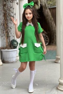 Kız Çocuk Yakası Taş İşlemeli Kısa Kollu Yanları Fiyonk Detaylı Önü Cepli Yeşil Elbise