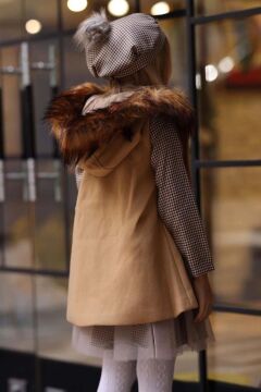 Kız Çocuk Üzeri Kare Desenli Eteği Tüllü Elbise Kürk Detaylı Kolsuz Kahverengi Kaşe